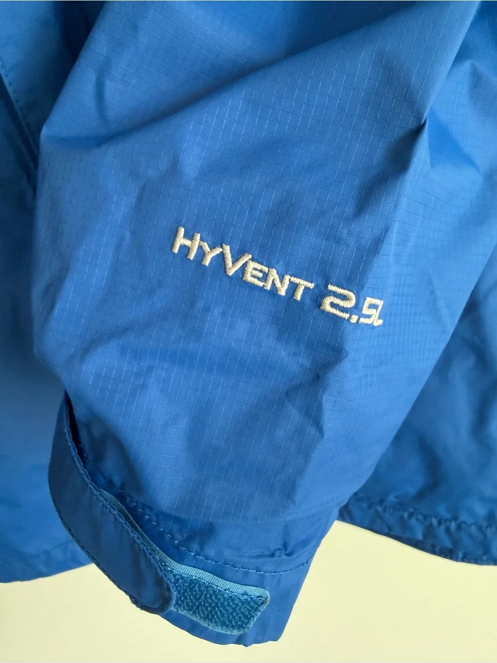 The North Face men’s blue raincoat/shell